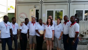 Les maîtres instructeurs canadiens et les instructeurs haïtiens avec le Directeur du Centre de Formation de la Croix-Rouge Haïtienne, Ing. Léandre Appolon Léandre devant les locaux de Centre. 